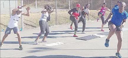  ?? (Courtesy pic) (File pic) ?? Zithande Athletics Club Coach Nsizwa Thwala taking athletes through their paces.