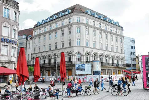  ?? Foto: Bernd Hohlen ?? Im ehemaligen Gebäude von K&L Ruppert am Königsplat­z werden unter anderem Starbucks und Cos einziehen.