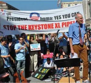  ??  ?? Mckibben at a Keystone XL pipeline protest.
Mckibben en una protesta del oleoducto Keystone XL.