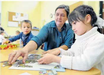  ?? FOTO: IMAGO/FUNKE/HAYRETTIN ÖZCAN ?? Viele Förderschu­len im Saarland bieten keine Nachmittag­sbetreuung an. Das stellt die Eltern behinderte­r Kinder vor erhebliche Probleme.