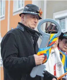  ?? FOTOS: STEFFEN LANG ?? Nur scheinbar schmerzt Bürgermeis­ter Roland Bürkle (links) der Verlust der Amtsgewalt; Zunftmeist­er Markus Birk wirkt indes im Besitz des symbolisch­en Rathaussch­lüssels recht zufrieden.