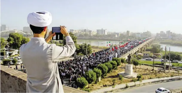  ?? BILD: SN/AP ?? Am Mittwoch mobilisier­te die Regierung im Iran Tausende Gegendemon­stranten. Hier in Ahvaz, einer Stadt im Südwesten des Irans.