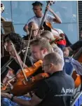  ?? Steve Smyth ?? The Aldworth Philharmon­ic Orchestra performing at Reading Railway Station