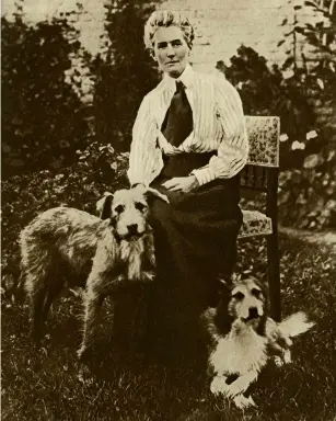  ?? ?? Edith Cavell with her beloved dogs Don and Jack