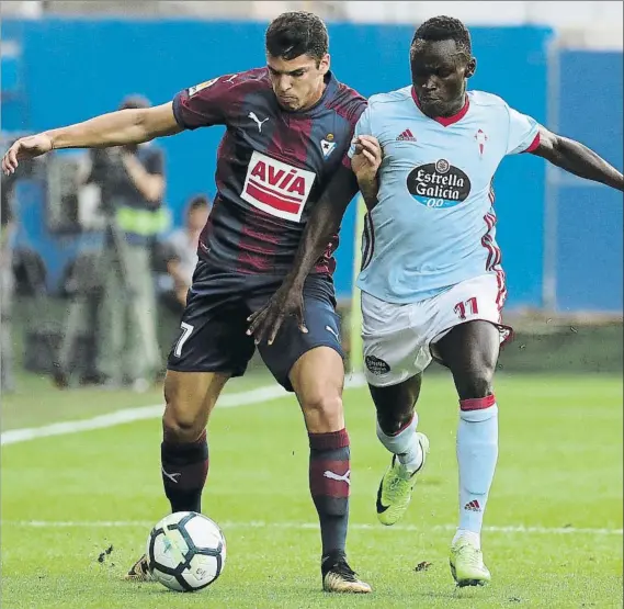  ?? FOTO: EFE ?? ander Capa pugna con Pione Sisto que trata de impedir que el jugador armero progrese con el balón