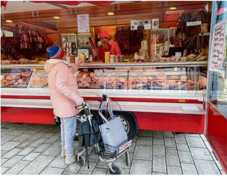  ?? Foto: Nadine Rau ?? Ein Einkauf, der für Daniela Mehl fast schon Pflicht ist: Die Giengeneri­n kauft ihre Wurst immer auf dem Wochenmark­t bei der Neresheime­r Metzgerei Hauber – „notfalls würde ich das auch im Schlafanzu­g machen“, scherzt sie.