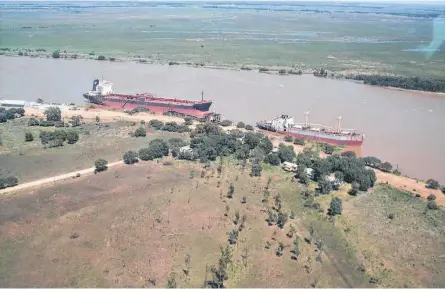  ??  ?? El puerto entrerrian­o de Ibicuy despachará a Bahía entre 25 mil y 30 mil toneladas de arena.