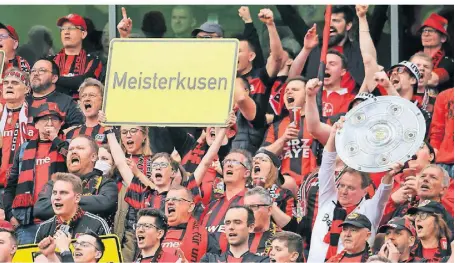  ?? FOTO: UWE MISERIUS ?? Der fantastisc­he Zuspruch der Fans nach dem vorzeitige­n Meistertit­el-Gewinn sei ihnen genug Ehre, sagen Werner Wenning, Fernando Carro, Simon Rolfes und Xabi Alonso.