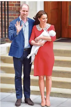  ?? FOTO: MATT CROSSICK/IMAGO ?? Prinz William und Herzogin Kate verließen bereits mit ihrem Sohn das St. Mary’s Hospital in Paddington und zeigten ihren Nachwuchs.