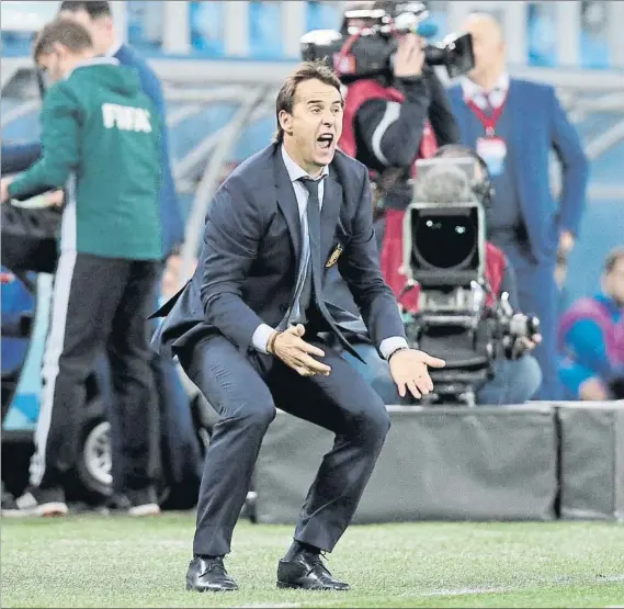  ?? FOTO: JA SIRVENT ?? Un entrenador de carácter Julen Lopetegui gusta de participar en el partido desde la zona técnica y no para de dar instruccio­nes a sus hombres para corregir errores