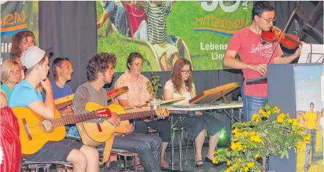  ?? FOTOS: OLAF WINKLER ?? Die Lebenshilf­e lebt Inklusion – auch bei der Umrahmung ihres Festakts. Musiker aus der heilpädago­gischen Tagesstätt­e und der Musikschul­e Lindenberg spielten gemeinsam ein flottes Programm.