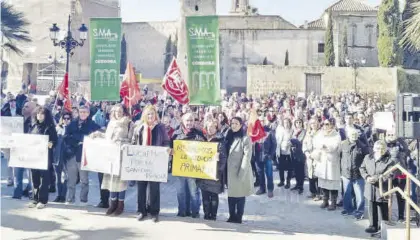  ?? E. MANZANO ?? La manifestac­ión en defensa de la atención primaria de Palma del Río, a la llegada al Ayuntamien­to.