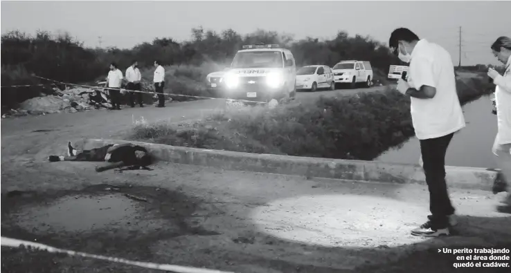  ?? FOTO: LUIS PÉREZ ?? > Un perito trabajando en el área donde quedó el cadáver.