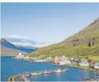  ?? FOTO: ADOBE STOCK ?? Auf dem Schiff den tief eingeschni­ttenen Fjord nach Seydisfjør­dur entlangzug­leiten, ist eine der schönsten Arten, Island zu begegnen.