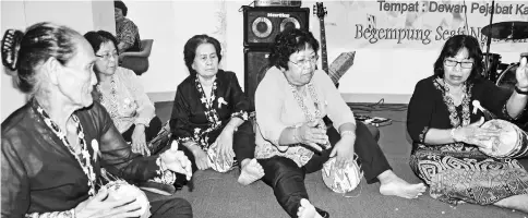  ??  ?? Kulan (second right) and her all-women ensemble performing the ‘begendang’ during the Kanowit District-level ‘ngiling bidai’ recently.