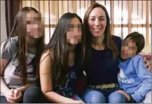  ??  ?? CON ELLOS NO. Vidal con sus hijos, Camila, María José y Pedro Tagliaferr­o.