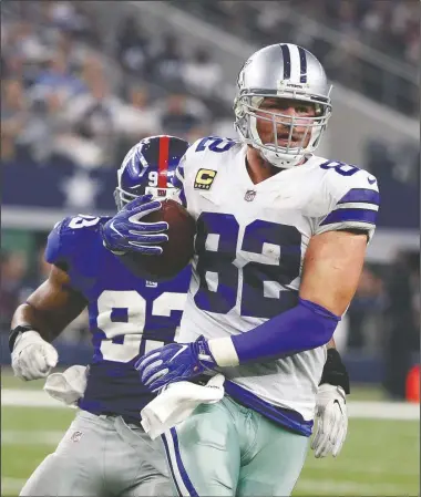  ?? AP/MICHAEL AINSWORTH ?? Dallas Cowboys tight end Jason Witten (82) catches a pass in front of New York Giants linebacker B.J. Goodson (93) in the first half of an NFL football game, Sunday in Arlington, Texas. Dallas won the game 19-3.