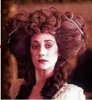  ??  ?? La strabilian­te acconciatu­ra di Marisa Berenson, oggi 72 anni, nel filmBarry
Lyndon del 1975. Nel 700 erano d’obbligo parrucche e pettinatur­e vistose.