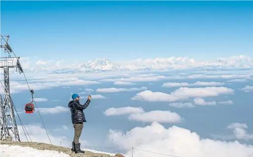  ?? ATUL LOKE PHOTOS THE NEW YORK TIMES ?? The gondola in Gulmarg, the Indian state of Kashmir, reaches around 3,962 metres — one of the highest in the world.