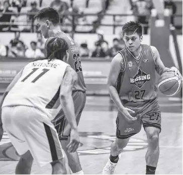  ?? ?? Rey Nambatac steers Blackwater Bossing to a close win over Meralco Bolts.