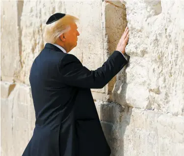  ?? PHOTO D’ARCHIVES, AFP ?? Le 22 mai dernier, Donald Trump est devenu le premier président américain en exercice à se recueillir devant le mur des Lamentatio­ns à Jérusalem.