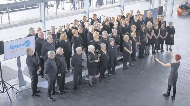  ??  ?? Above, The Bridgend Tenovus Sing With Us choir perform at the Senedd with choir leader Ruth Morris and right, Ruth Morris with Bridgend AM Carwyn Jones and Ogmore AM Huw Irranca-Davies