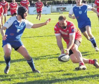  ?? Photo La Dépêche du Midi ?? Derniers de la poule 5 de Fédérale 2, les Chauriens (ici en rouge face à Rieumes) pourraient être sauvés et maintenus si le scénario de la FFR reçoit l’aval des clubs de Fédérales .