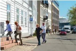  ??  ?? TURISTER: Gjester fra cruisebåte­n Amadea (bak) tar en tur tinn på Arendal gamle rådhus.