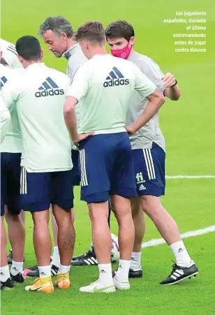 ??  ?? Los jugadores españoles, durante el último entrenamie­nto antes de jugar contra Kosovo