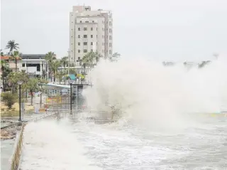  ?? Archivo ?? Se temen ciclones más fuertes debido al cambio climático. La foto capta impacto de marejada en Cataño, el pasado 3 de marzo.