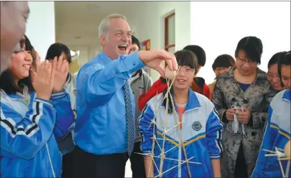  ?? PROVIDED TO CHINA DAILY ?? Students and teachers participat­e in an activity encouragin­g creative thinking by placing eggs on a structure of sticks, at Tianjin Foreign Languages School. The high school tries to produce well-rounded graduates using an internatio­nal curriculum.