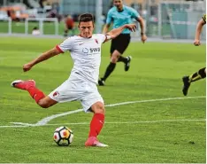  ?? Foto: Klaus Rainer Krieger ?? Keine Punkte für Romario Roesch und den FCA. Die A Junioren unterlagen beim Karlsruher SC mit 1:2.