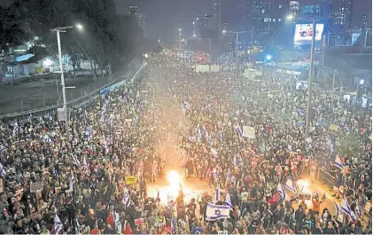 ?? EFE ?? Reclamos. Una nueva multitudin­aria marcha en Tel Aviv que cuestiona al gobierno de Netanyahu.
