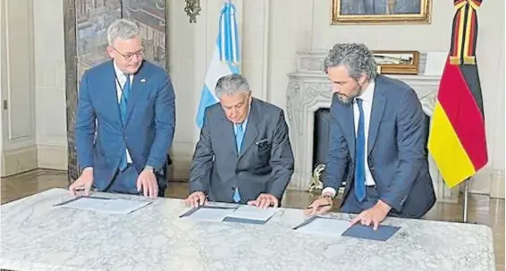  ?? ?? La firma. El presidente de Voith Siemens, Toralf Haag; el empresario Eduardo Eurnekian y el canciller Santiago Cafiero en el Palacio San Martín.