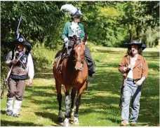  ?? Foto: privat ?? Hoch zu Ross: Sabrina Kiefner (auf dem Pferd) ist nicht nur passionier­te Reiterin, sondern hat mittlerwei­le auch zwei Historienr­omane geschriebe­n.