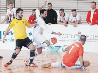  ?? FOTO: ROLAND HABEL ?? Torreiche und spannende Spiele gab es beim Gosheimer Hallenturn­ier. Unser Bild zeigt den Wehinger Claudio Brescia ( weiße Spielkleid­ung) beim 2: 0- Sieg gegen den SV Bubsheim.