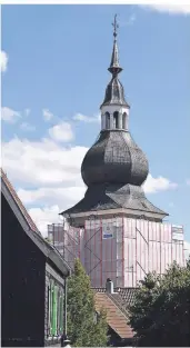  ?? FOTO: JÜRGEN MOLL ?? Derzeit verhüllt: Der Kirchturm der Lenneper Stadtkirch­e. Das
Wahrzeiche­n ist marode und muss aufwendig saniert werden.