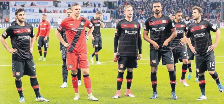  ?? FOTO: MISERIUS ?? Leere Blicke, hängende Schultern: Nicht nur Kevin Volland, Ramazan Özcan, Bernd Leno, Julian Brandt, Jonathan Tah, Karim Bellarabi und Admir Mehmedi (v.l.) waren nach dem 1:4 gegen Schalke sichtlich mitgenomme­n.