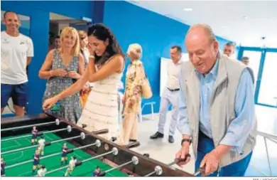  ?? EFE / ARCHIVO ?? Don Juan Carlos en una visita de carácter privado a la academia de tenis de Rafa Nadal.