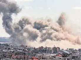 ?? ?? Nuvem de fumo sobre Rafah, após um ataque israelita.
