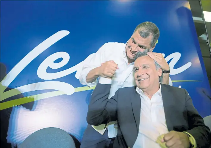  ?? AFP ?? Celebracio­nes. El presidente Rafael Correa saluda a su “delfín”, Lenín Moreno, cuando las primeras tendencias tras el cierre de las urnas lo colocaban a la cabeza de la votación.