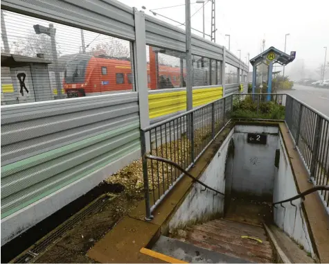  ??  ?? Von Barrierefr­eiheit noch weit entfernt ist im Moment der Langweider Bahnhof.