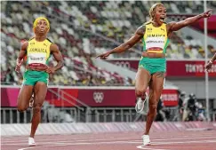  ?? FOTO: MICHAEL KAPPELER / DPA ?? Jamaikas Eiszeit: Elaine Thompson-herah (10,64 s/rechts) hat keinen Blick für ihre geschlagen­e Rivalin Fraser-pryce (10,74).