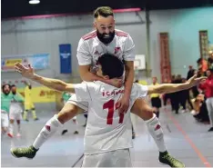  ?? Foto: Roland Geier ?? Brachte die Halle zum Kochen: Emre Erbas (oben) wird von seinen Mitspieler­n des FC Hepberg für sein entscheide­ndes Tor gefeiert.