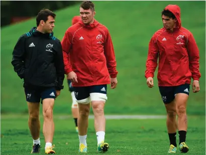  ?? DIARMUID GREENE/SPORTSFILE ?? Johann Van Graan chats with Peter O’Mahony and Joey Carbery in training ahead of Munster’s clash with Ospreys tonight at Irish Independen­t Park