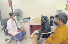  ?? HT PHOTO ?? Shehnaz Khan and her husband Yunus with a patient counsellor at the MSF clinic in Govandi.