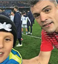  ?? Privat ?? Der zehnjährig­e Florian beim selfie mit Granit Xhaka.