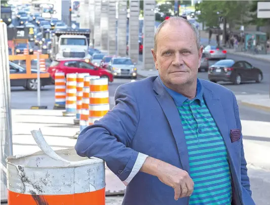  ?? PHOTO D’ARCHIVES PIERRE-PAUL POULIN ?? Pierre Lacasse, photograph­ié ici à la suite de son embauche par la Ville, en avril dernier, a été congédié au début juillet après que le contrôleur général eut enquêté sur une plainte pour harcèlemen­t faite par une employée municipale.