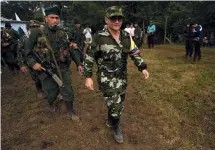  ?? AFP-Yonhap ?? Dissidence top commander Ivan Mordisco (center) attends a meeting in Caqueta, Colombia, 2023.