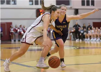  ?? BARRY GRAY THE HAMILTON SPECTATOR FILE PHOTO ?? Sarah Gates, who set the new McMaster women's basketball career points total over the weekend, drives past a Laurier player in a January game.